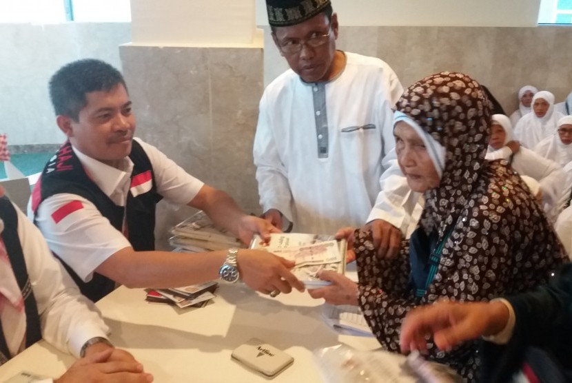 Jamaah calon haji asal Aceh menerima dana wakaf di pemondokan pada musim haji lalu (Ilustrasi)