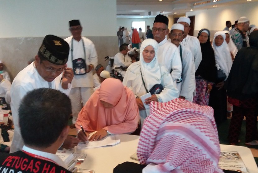 Jamaah calon haji asal Aceh menerima dana wakaf di Pemondokan 605 (Hotel Khulafaa, Syisyah, Makkah, Arab Saudi, Senin (29/8). (Republika/Didi Purwadi)