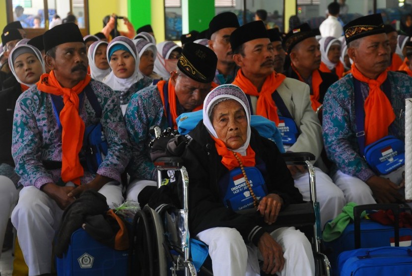 Jamaah calon haji asal Kabupaten Tegal yang tergabung pada kelompok terbang 1 memasuki gedung aula Asrama Haji Donohudan di Ngemplak, Boyolali, Jawa Tengah, Senin (16/7).