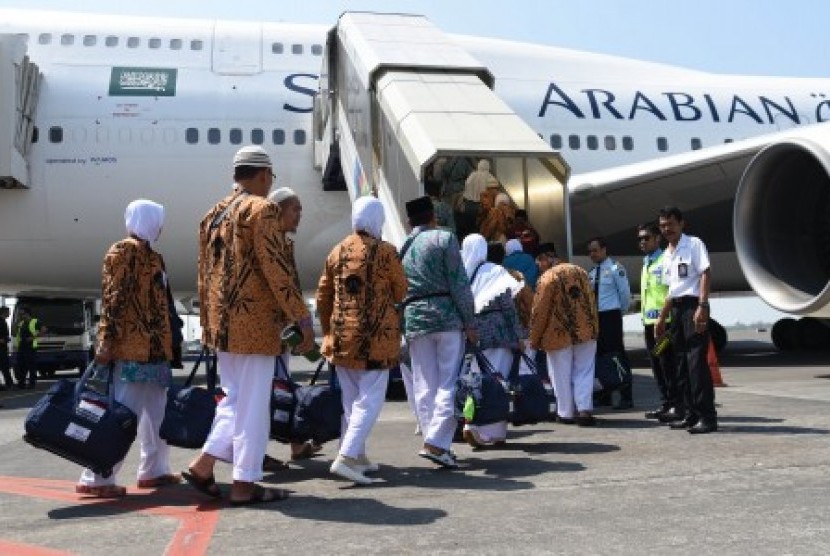 Jamaah calon haji berjalan menuju pesawat di Bandar Udara Internasional Juanda Surabaya di Sidoarjo, Jawa Timur, Jumat (21/8).