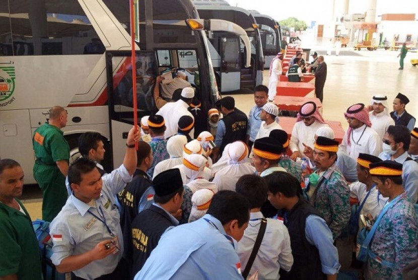 Jamaah calon haji bersiap diberangkatkan dari Jeddah menuju Madinah dengan bus, Jumat (13/9).