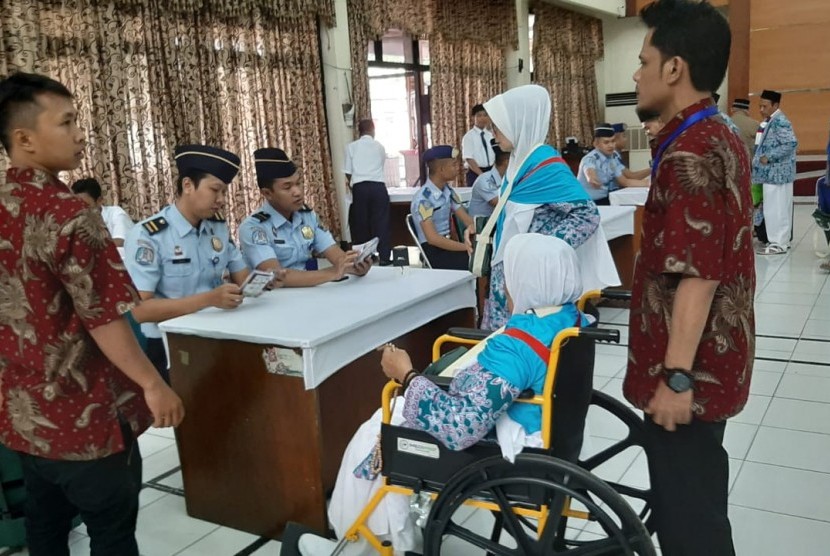 Jamaah Calon Haji dari Kelompok Terbang (Kloter) 3 asal Kabupaten Bandung sedang melakukan proses pemeriksaan pasport di Asrama Haji Embarkasi Jakarta-Bekasi di Kota Bekasi.