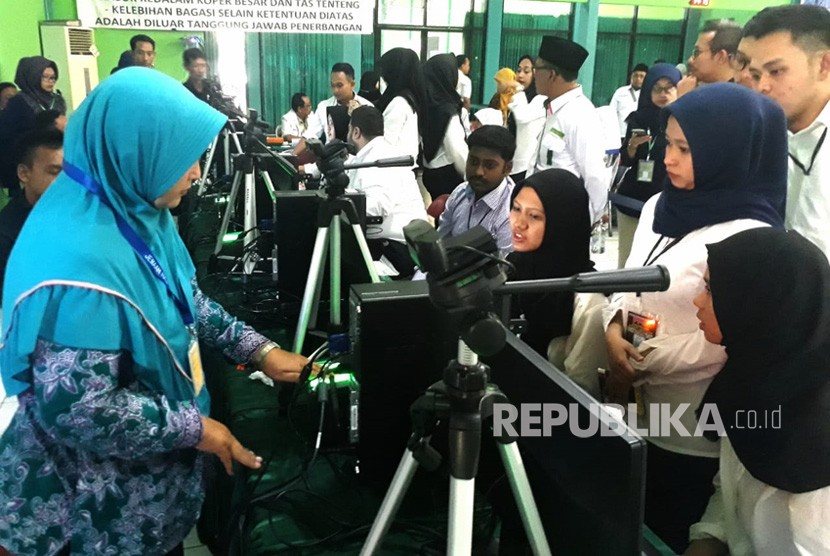 Jamaah calon haji embarkasi Surabaya melakukan perekaman biometrik di Asrama Haji Embarkasi Surabaya, Sukolilo, Surabaya.