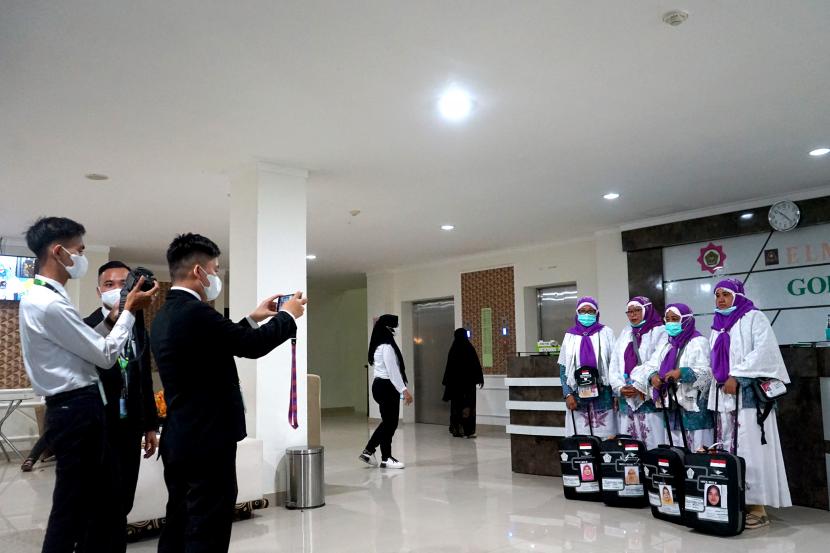 Jamaah Calon Haji foto bersama saat berada di Asrama Haji, Kota Gorontalo, Gorontalo, Senin (27/6/2022). Tahun ini Provinsi Gorontalo memberangkatkan 451 Jemaah Calon Haji (JCH) ke Tanah Suci. 