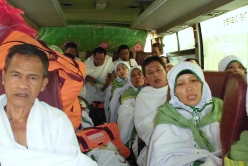 Jamaah haji Indonesia  dalam bus angkutan haji.