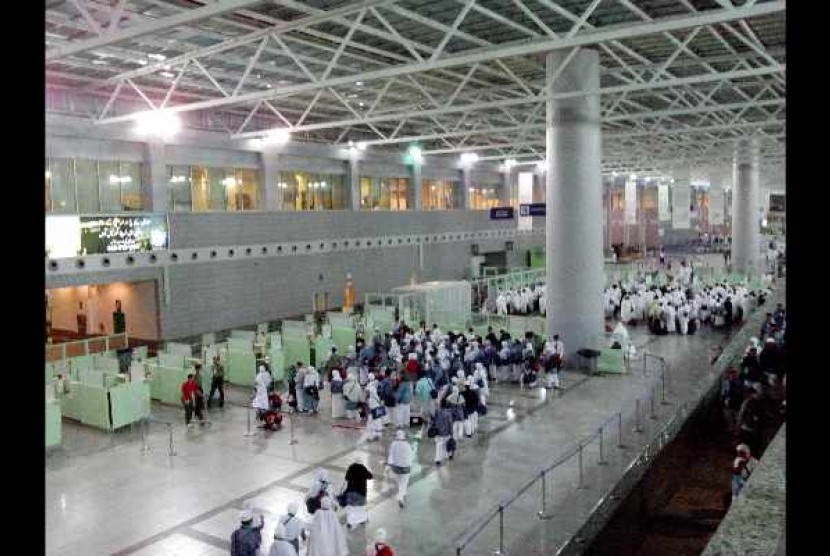 Jamaah calon  haji Indonesia siap antre di bagian imigrasi di Bandara King Abdulazis, awal pekan ini.