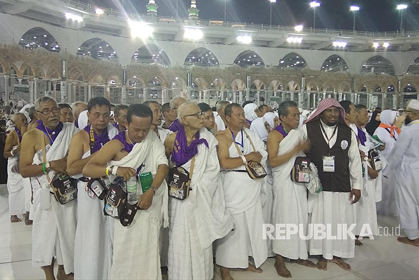 Jamaah calon haji Indonesia yang baru tiba dari Madinah menunaikan umrah di Masjid al-Haram sebagai bagian dari plaksanaan haji tamattu', Senin (7/8) dini hari