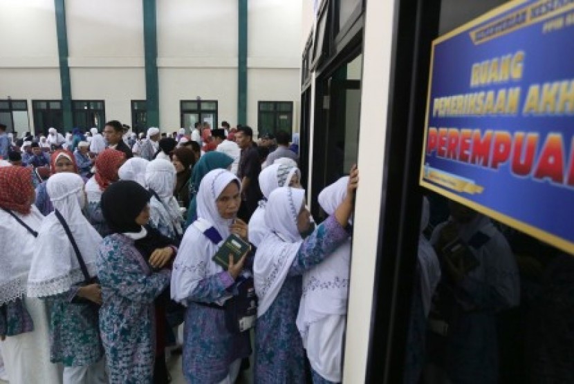 Jamaah Calon Haji (JCH) asal Sumsel mengantre untuk pemeriksaan kesehatan di Asrama Haji Palembang, Sumatera Selatan. Kamis (27/8).