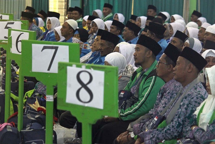 Jamaah calon haji kelompok terbang (kloter) 1 dari Kabupaten Situbondo mendengarkan arahan petugas saat tiba di Asrama Haji Embarkasi Surabaya (AHES), Surabaya, Jawa Timur.