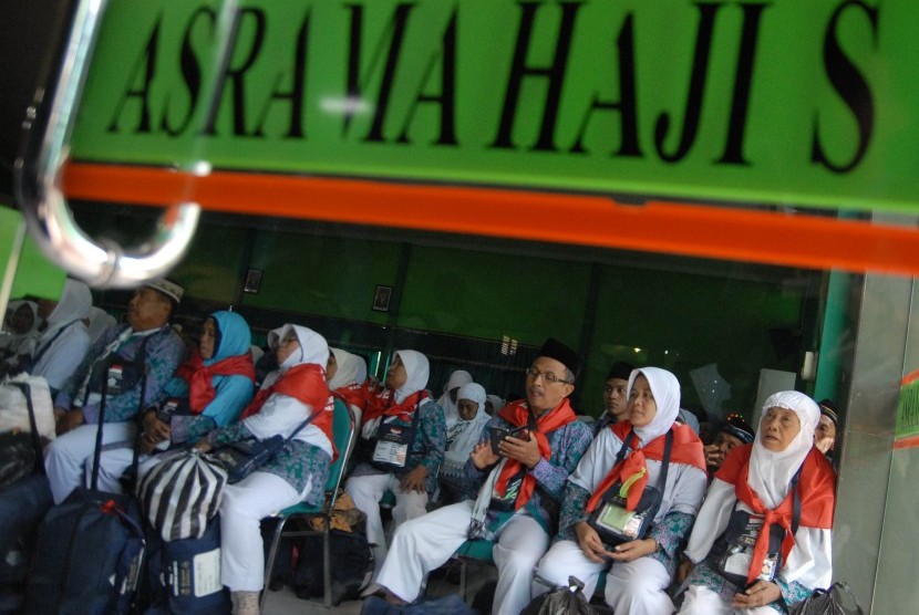 Jamaah calon haji kelompok terbang (kloter) pertama berada di ruang Mina ketika tiba di Asrama Haji Sukolilo, Surabaya, Jawa Timur, Kamis (20/8). 