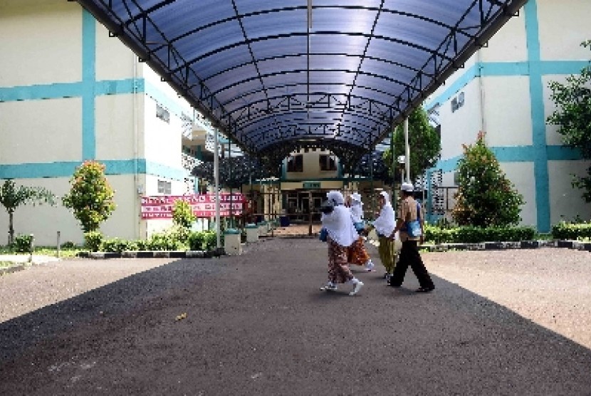  Jamaah calon haji kloter 19 asal Banten melintas didepan ruang tempat tinggal sementara di asrama haji Pondok Gede, Jakarta Timur,