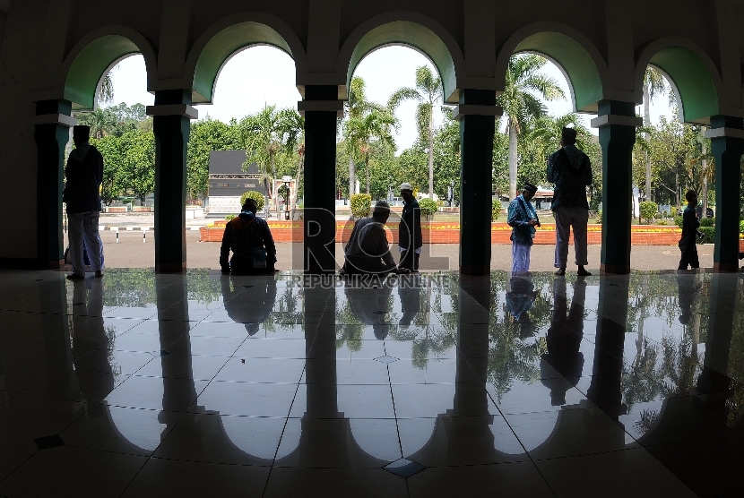 Jamaah calon haji kloter 27 asal Banten beristirahat usai menjalankan Sholat di Masjid Pondok Gede Asramah Haji, Jakarta, Senin (7/9).  (Republika/Agung Supriyanto)