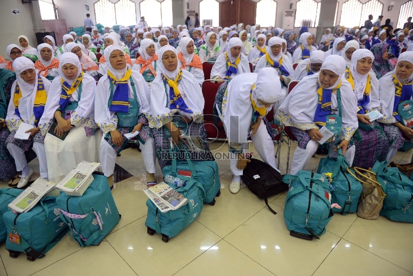 Jamaah calon haji Kloter 31 asal DKI Jakarta memasuki Asrama Haji Pondok Gede, Jakarta, Kamis (10/9).