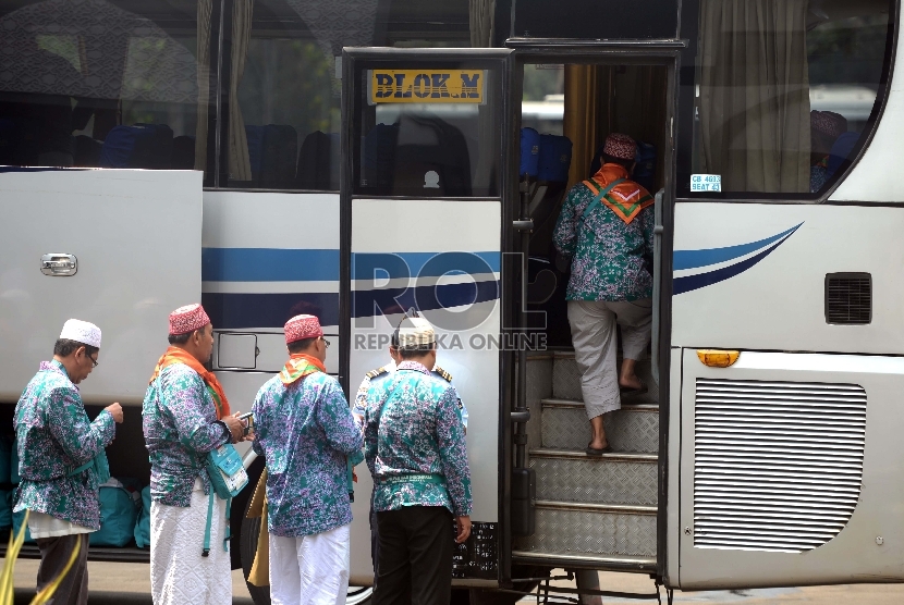  Jamaah Calon Haji Kloter 39 dari DKI Jakarta memasuki bus menuju Bandara Halim Perdanakusuma, Jakarta, Kamis (17/9).  (Republika/Wihdan)