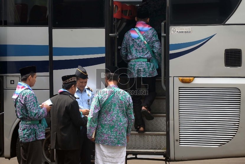 Jamaah Calon Haji memasuki bus menuju Bandara Halim Perdanakusuma, Jakarta.  (Republika/Wihdan)