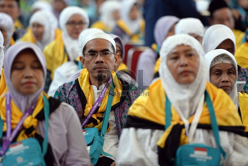   Jamaah calon haji kloter 5 menunggu pemberangkatan di Asrama Haji Pondok Gede, Jakarta, Senin (24/8).   (Republika/WIhdan)