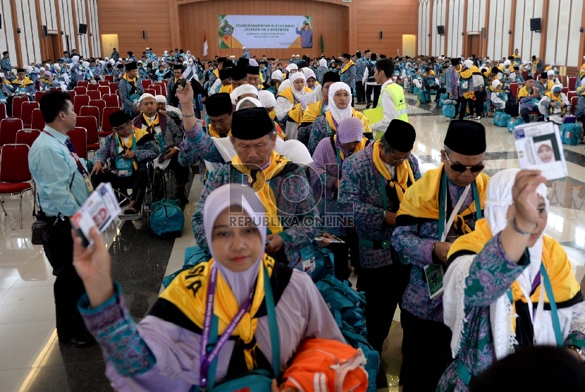  Jamaah calon haji kloter 5 menunggu pemberangkatan di Asrama Haji Pondok Gede, Jakarta, Senin (24/8).   (Republika/WIhdan)