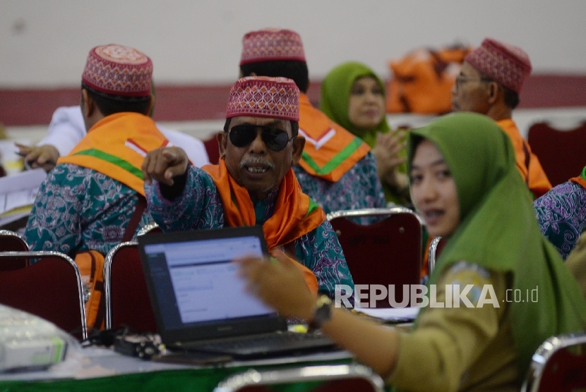  Jamaah Calon Haji Kloter 63 asal DKI Jakarta dan Banten berada tiba di Asrama Haji Pondok Gede, Jakarta, Jumat (25/8). 