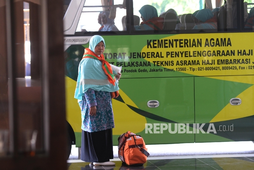  Jamaah Calon Haji Kloter 63 asal DKI Jakarta dan Banten berada tiba di Asrama Haji Pondok Gede, Jakarta, Jumat (25/8). 