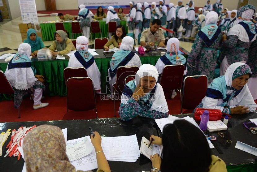 Jamaah calon haji Kloter 7 dari Tangerang menjalani pemeriksaan oleh petugas kesehatan saat tiba di Asrama Haji Pondok Gede, Jakarta, Selasa (25/8).    (Republika/Wihdan)