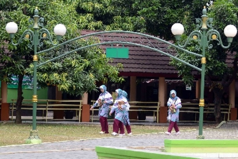 Jamaah calon haji kloter 74 asal Kota Bogor tiba di Asrama Haji Bekasi, Jawa Barat