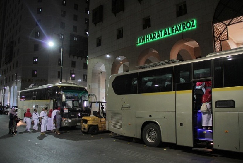 Jamaah calon haji kloter I asal embarkasi Surabaya diberangkatkana dari Madinah menuju Makkah, pukul 19.00 waktu Arab Saudi. Mereka dilaporkan telah tiba di Makkah pukul 02.30 waktu setempat.  