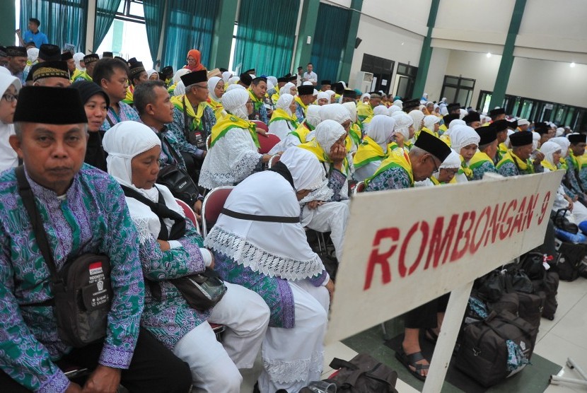 Calon jamaah Haji kloter pertama embarkasi menanti giliran pembagian gelang dan paspor haji (Ilustrasi)