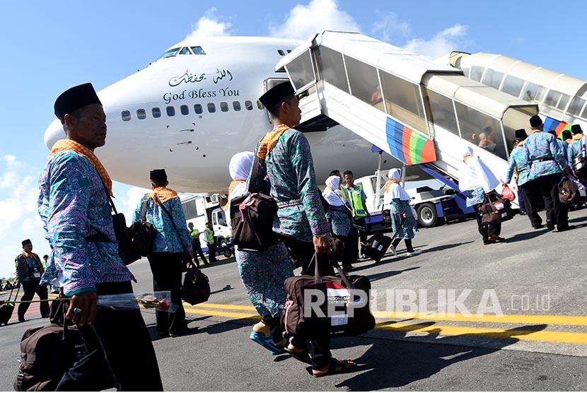 Calon jamaah chaji kloter pertama embarkasi Surabaya bersiap naik pesawat di Bandara Internasional Juanda Surabaya di Sidoarjo, Jawa Timur, Selasa (9/8).