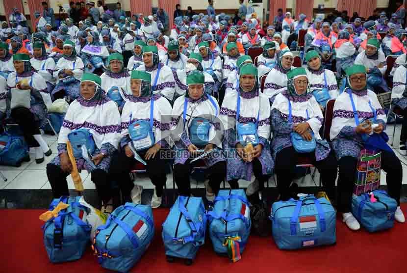   Jamaah calon haji kloter satu asal DKI Jakarta menunggu pendataan oleh Panitia Penyelenggara Ibadah Haji (PPIH) saat tiba di gedung serba guna Asrama Haji Pondok Gede, Jakarta, Senin (9/9).       (Republika/Agung Supriyanto)