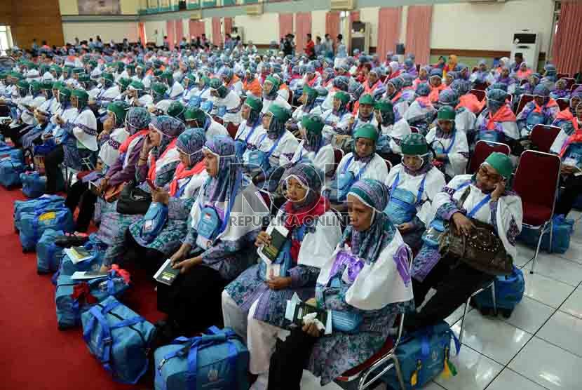   Jamaah calon haji kloter satu asal DKI Jakarta menunggu pendataan oleh Panitia Penyelenggara Ibadah Haji (PPIH) saat tiba di gedung serba guna Asrama Haji Pondok Gede, Jakarta, Senin (9/9).       (Republika/Agung Supriyanto)