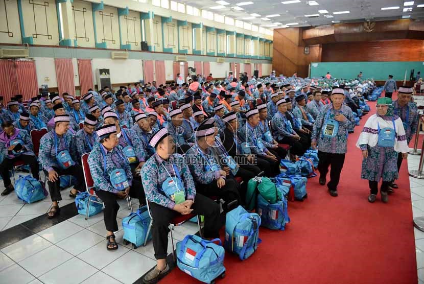   Jamaah calon haji kloter satu asal DKI Jakarta menunggu pendataan oleh Panitia Penyelenggara Ibadah Haji (PPIH) saat tiba di gedung serba guna Asrama Haji Pondok Gede, Jakarta, Senin (9/9).       (Republika/Agung Supriyanto)