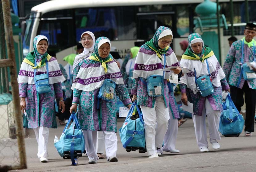   Jamaah calon haji kloter terakhir embarkasi Jakarta tiba di Asrama Haji Pondok Gede, Jakarta, Senin (7/10). (Republika/Yasin Habibi)