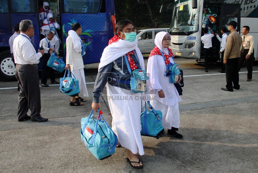   Jamaah calon haji kloter terakhir embarkasi Jakarta menaiki pesawat di Bandar Udara Halim Perdana Kusuma, Jakarta, Selasa (8/10).  (Republika/Yasin Habibi)