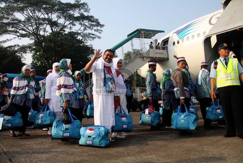   Jamaah calon haji kloter terakhir embarkasi Jakarta menaiki pesawat di Bandar Udara Halim Perdana Kusuma, Jakarta, Selasa (8/10).  (Republika/Yasin Habibi)