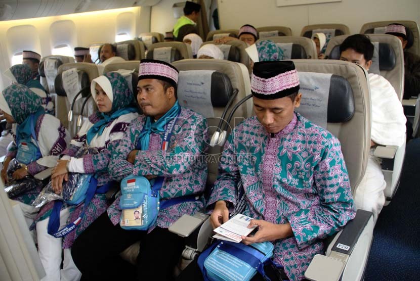   Jamaah calon haji kloter terakhir embarkasi Jakarta menaiki pesawat di Bandar Udara Halim Perdana Kusuma, Jakarta, Selasa (8/10).  (Republika/Yasin Habibi)