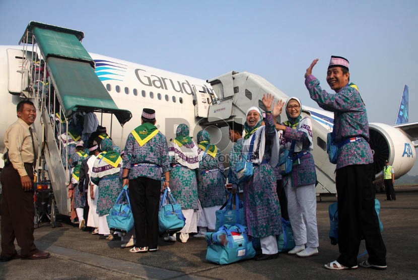   Jamaah calon haji kloter terakhir embarkasi Jakarta menaiki pesawat di Bandar Udara Halim Perdana Kusuma, Jakarta, Selasa (8/10).  (Republika/Yasin Habibi)