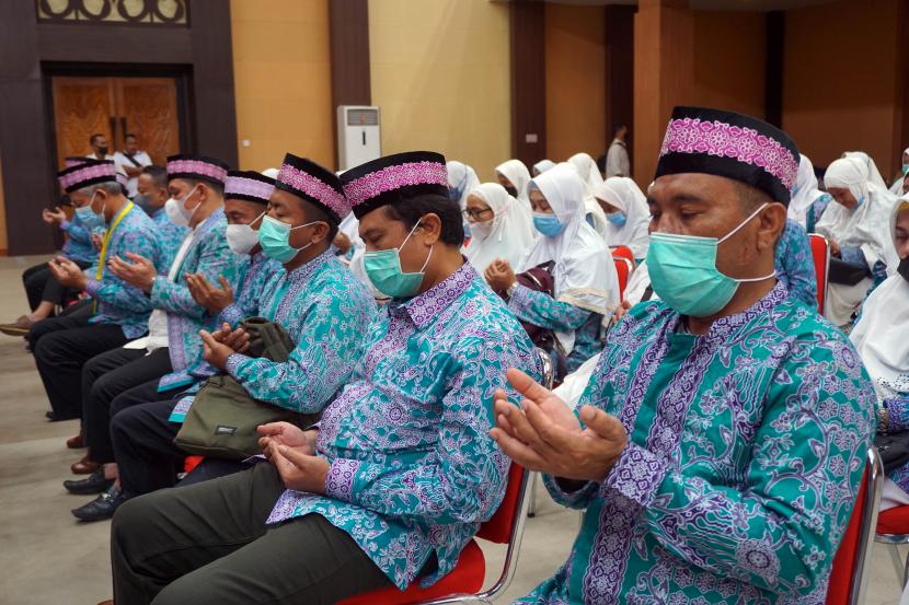 Jamaah calon haji Kota Sorong berdoa. 84 Calon Jamaah Haji Papua Barat Daya Ikut Pembekalan Manasik