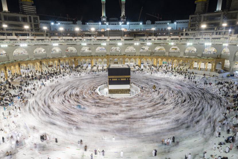 Jamaah calon haji melakukan tawaf di Masjidil Haram, Mekkah, Arab Saudi, Rabu (6/7/2022). Penduduk Teluk Bisa Dapat Izin Umroh Melalui Aplikasi Eatmarna