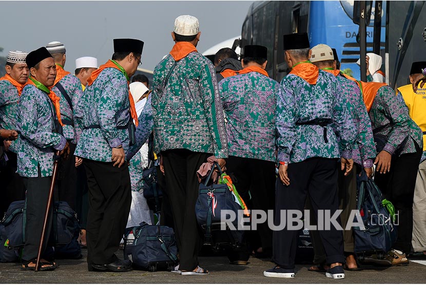 Calon jamaah haji bersiap naik pesawat saat pemberangkatan kloter pertama Embarkasi Jakarta Pondok Gede, Halim Perdanakusuma, Jakarta (Ilustrasi)