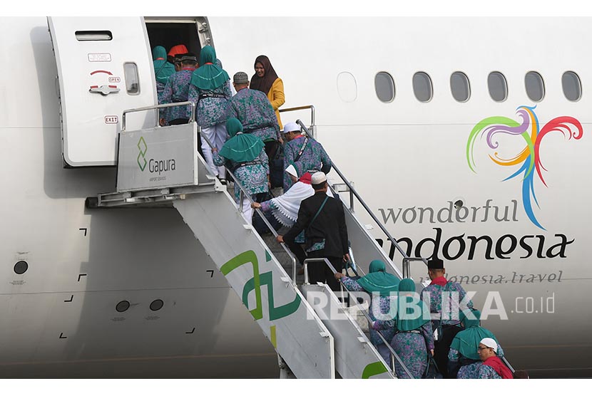 Garuda dan Dua Maskapai Saudi Siap Angkut Jamaah Haji. Calon jamaah haji menaiki tangga pesawat Garuda Indonesia 
