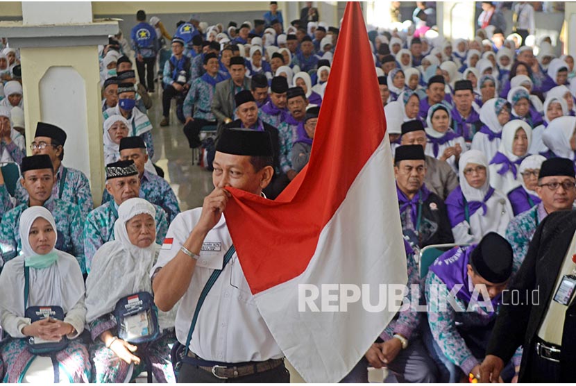 Calon jamaah haji mengikuti prosesi pelepasan di Asrama Haji Sudiang, Makassar (ilustrasi) 