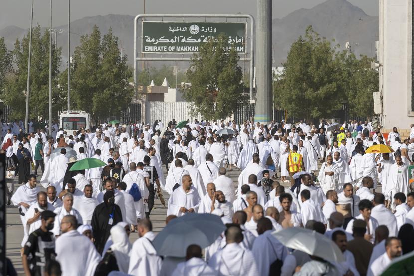 Jamaah calon haji mengikuti prosesi puncak haji di Mekkah, Arab Saudi, Kamis (7/7/2022). Jutaan umat muslim berkumpul di Padang Arafah untuk mengikuti prosesi haji 1443 H/2022 M yang memasuki fase puncak pada Jumat (8/7). 