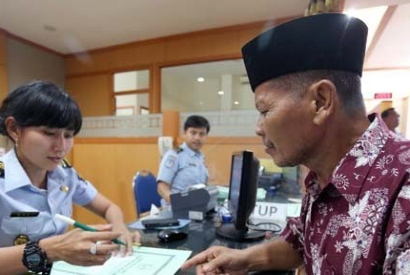Jamaah calon haji mengurus paspor di kantor Imigrasi Kelas IIB Blitar, Jawa Timur