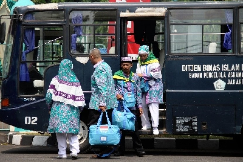 Jamaah calon haji tiba di asrama haji Pondok Gede, Jakarta Timur.