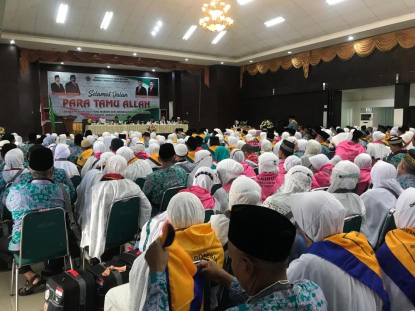 Jamaah calon haji yang tergabung dalam kelompok terbang (Kloter) I masuk Asrama Haji Embarkasi Padang, Jumat (3/6).