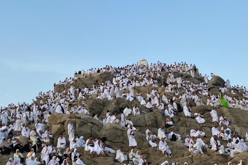 Jamaah dari berbagai dunia memenuhi Jabal Rahmah di Arafah.