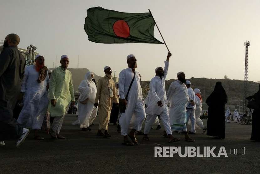 Jamaah dari berbagai negara membawa bendera dan pakaian khas masing-masing menuju Jamarat, Rabu (22/8) petang.