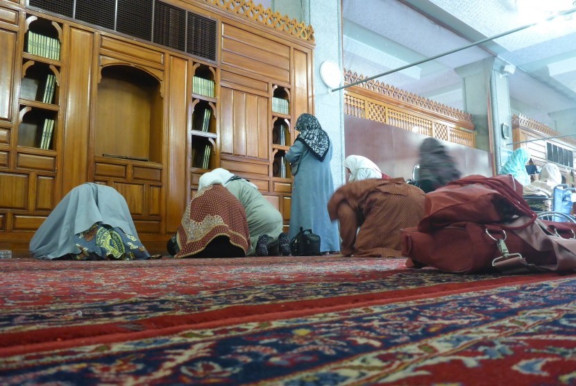 Jamaah dari berbagai penjuru dunia melaksanakan shalat sunnah dan berdoa di Masjid Quba, Madinah, Arab Saudi, pada Senin (7/8).