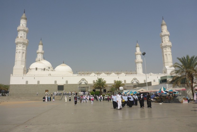 Jamaah dari berbagai penjuru dunia mendatangi Masjid Quba, Madinah, Arab Saudi, pada Senin (7/8).