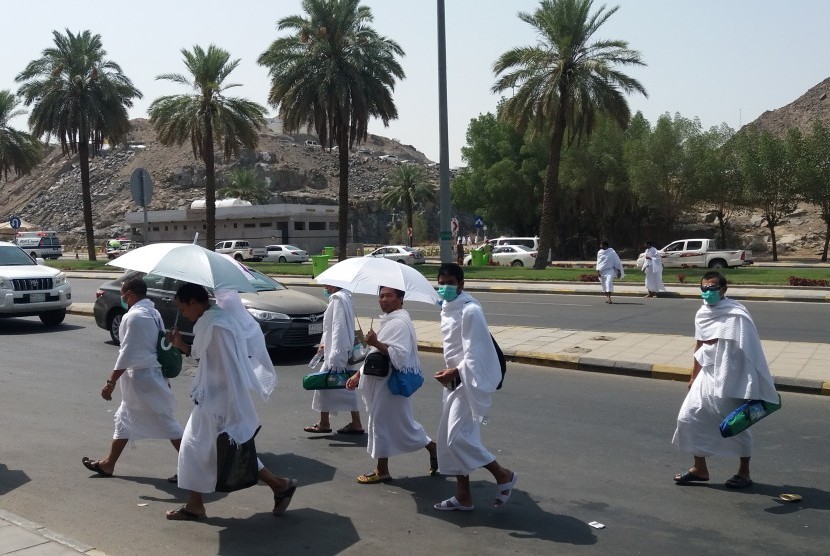 Jamaah dari segala penjuru dunia berjalan kaki melewati jalan Raja Fahd, Syisyah, menuju Arafah, Sabtu (10/9) untuk persiapan melakukan ibadah wukuf. (Republika/Didi Purwadi)